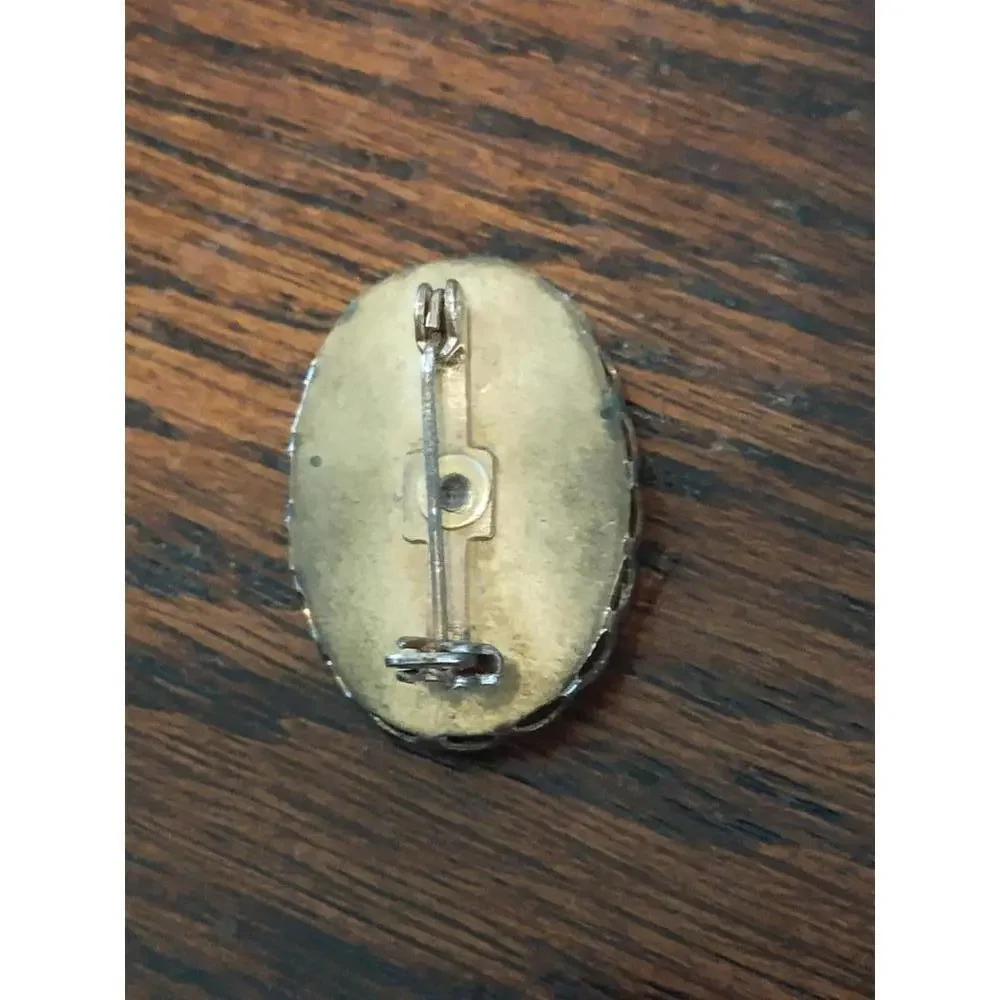 Vintage Women's Cameo Brooch‎
